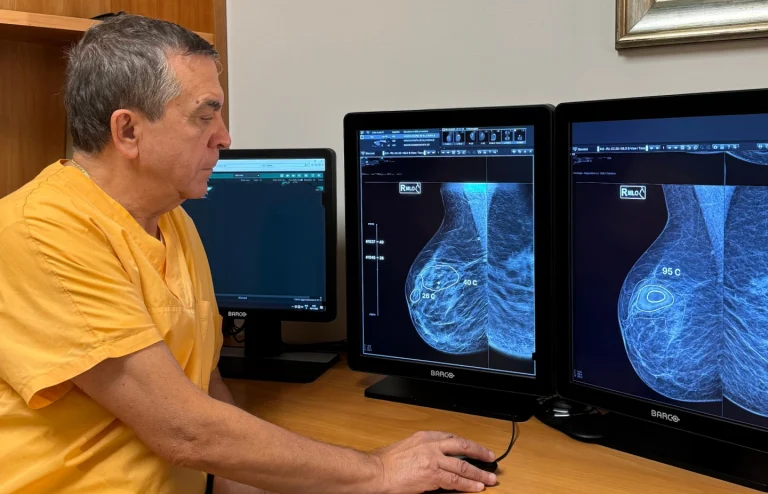 Il dott. Vittorio Catalano legge una mammografia con il supporto dell'intelligenza artificiale